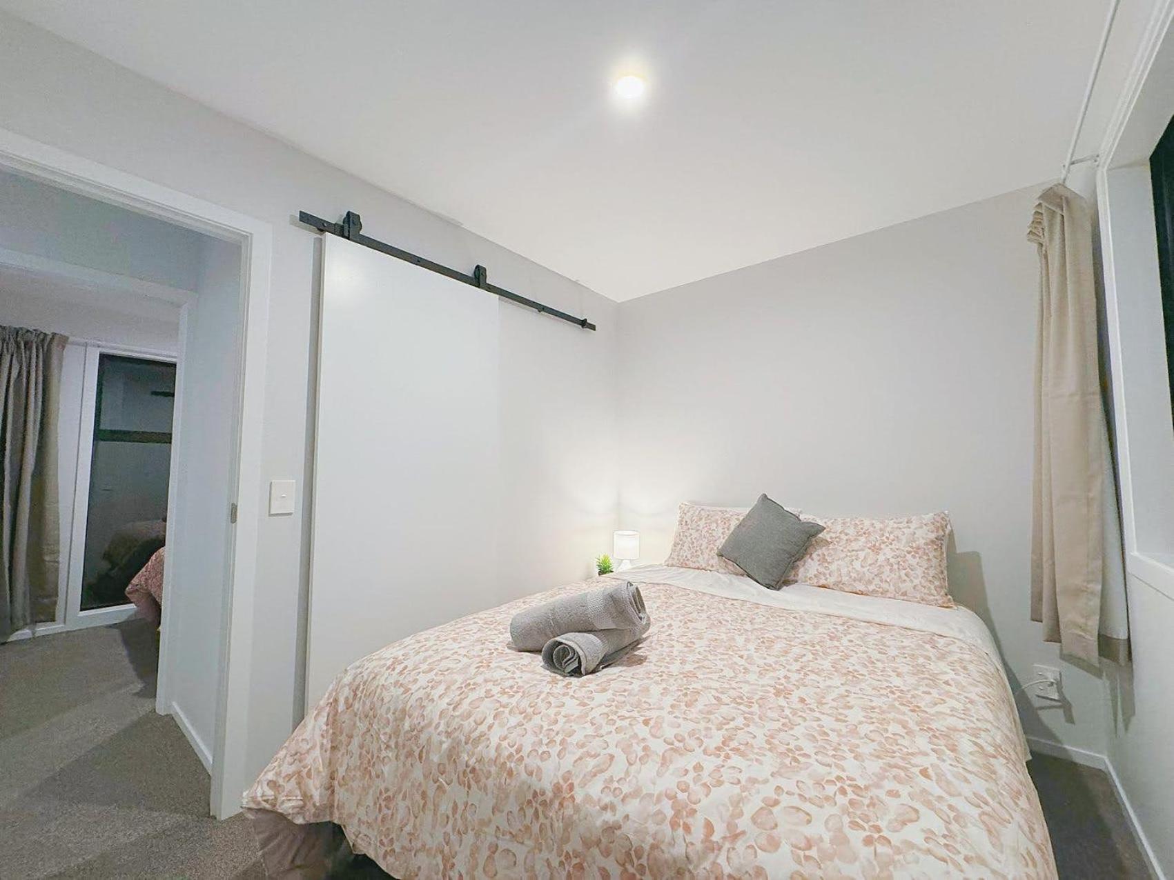 Modern & Stylish 3 Bedroom At Lowerhutt Лоуер-Гатт Екстер'єр фото