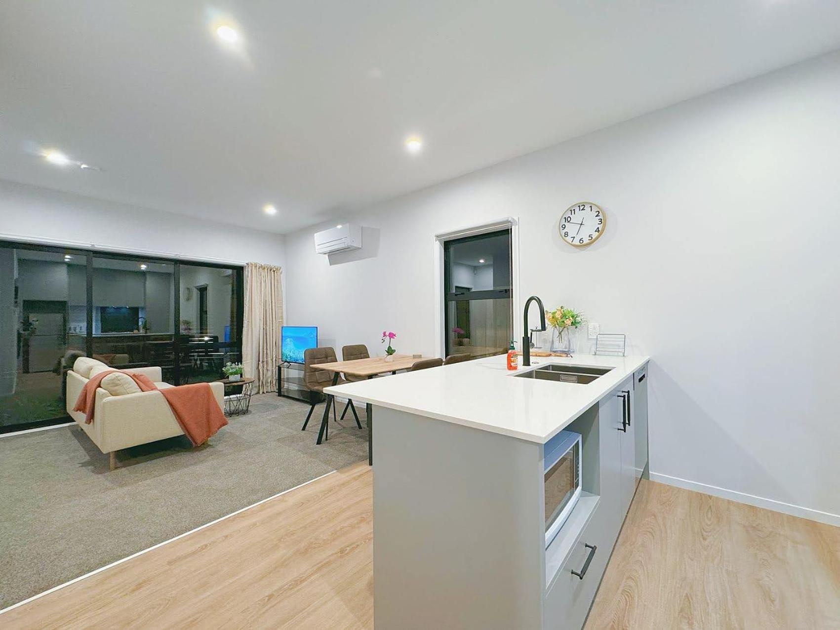 Modern & Stylish 3 Bedroom At Lowerhutt Лоуер-Гатт Екстер'єр фото